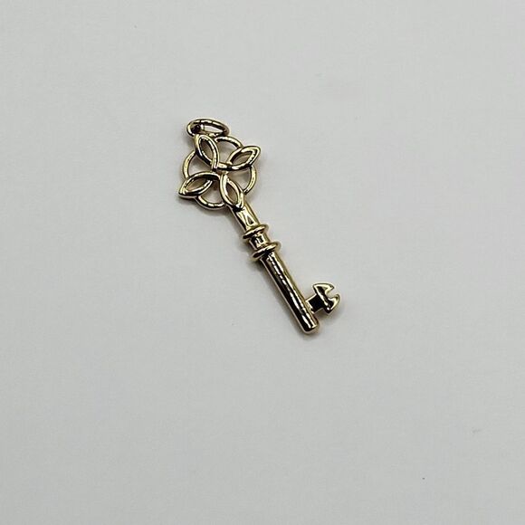 Stella & Dot Key charm sterling gold - Picture 2 of 2
